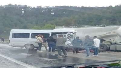 Antalya-Isparta karayolunda tarım işçilerini taşıyan