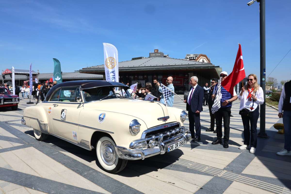 Bursa sokaklarında nostalji rüzgarı esti; Klasik otomobiller çok beğenildi