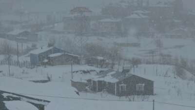 Van’da nisan sürprizi: Lapa lapa kar şehri beyaza bürüdü Sabah saatlerinde şehir merkezinde yağmur