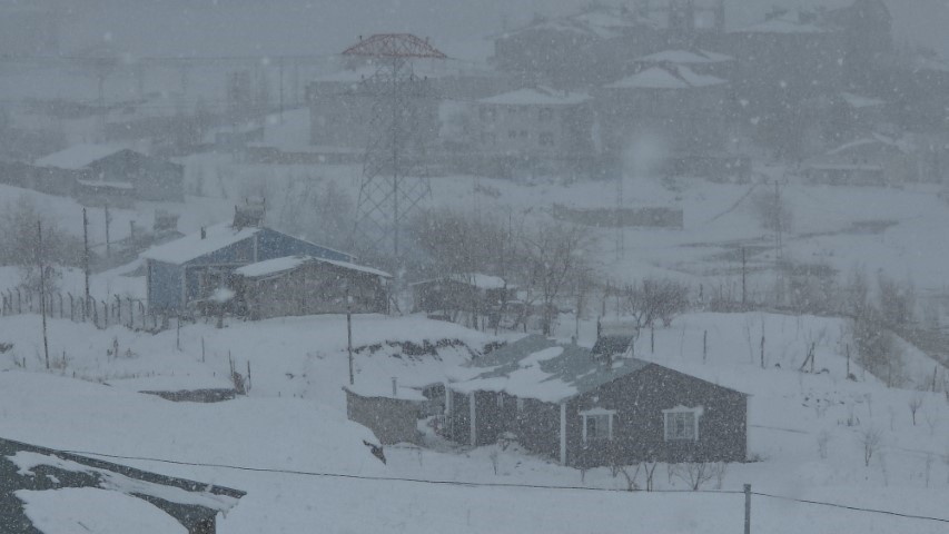 Van’da nisan sürprizi: Lapa lapa kar şehri beyaza bürüdü Sabah saatlerinde şehir merkezinde