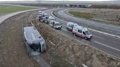 Aksaray’da otoyol girişinde virajı alamayan