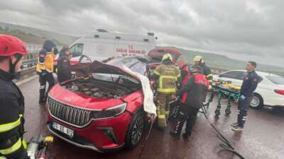 Yalova’da tır ile otomobilin çarpışması