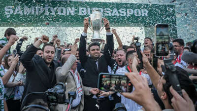 Bursaspor Başkanı Enes Çelik, kupa