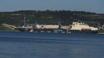 Derin denizde boru indirme gemisi