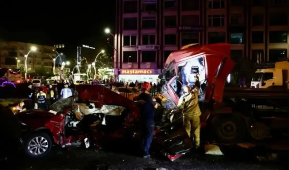 Bayram yolunda katliam gibi kaza; Tır, iki otomobili biçti… Giresun'da Karadeniz Sahil Yolu