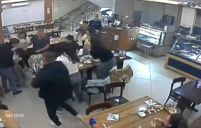 Bursa’da ailesiyle birlikte restoranda