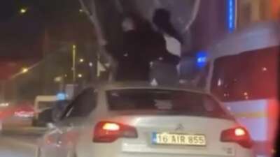 Bursa'da seyir halindeki aracın sunroofundan