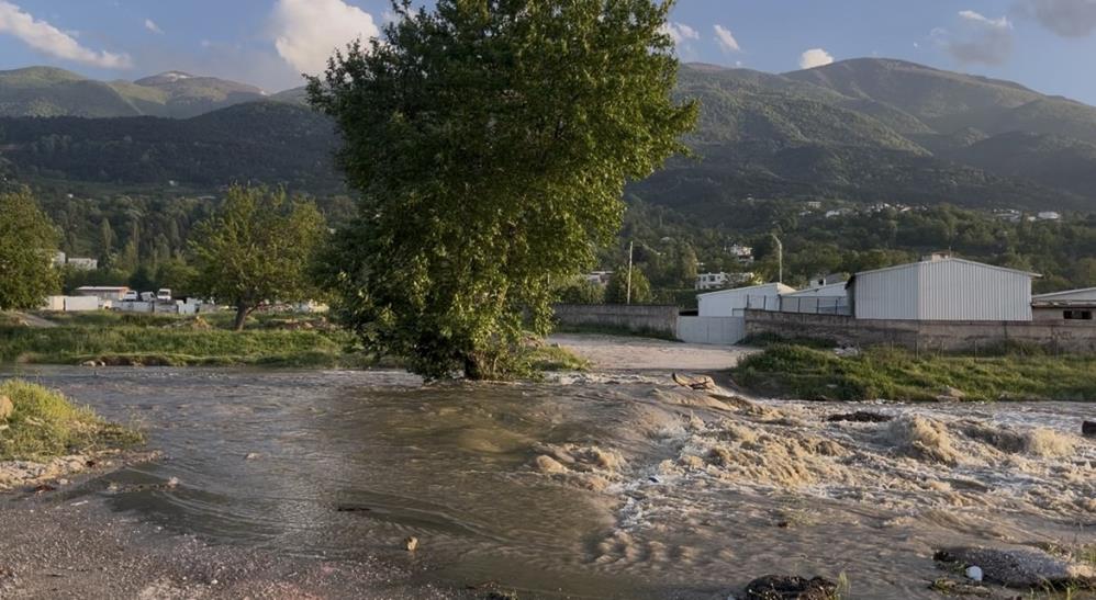 Bursa’da suyun etkisiyle köprü çöktü! Bursa'nın Yıldırım ilçesinde