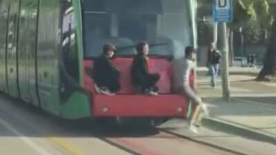 Bursa'da gençlerin tramvayın arkasına tutunarak