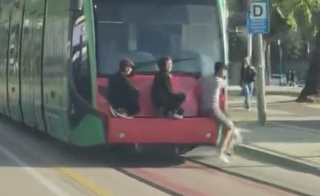 Bursa'da gençlerin tramvayın arkasına