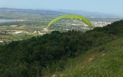 Bursa'da yamaç paraşütü yapan