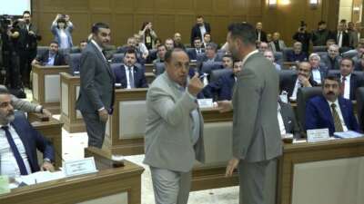 BUSKİ Genel Kurulu'nda salona giren