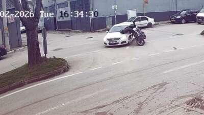 Bursa'da otomobil ile motosikletin çarpıştığı