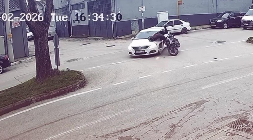 Bursa'da otomobil ile motosikletin