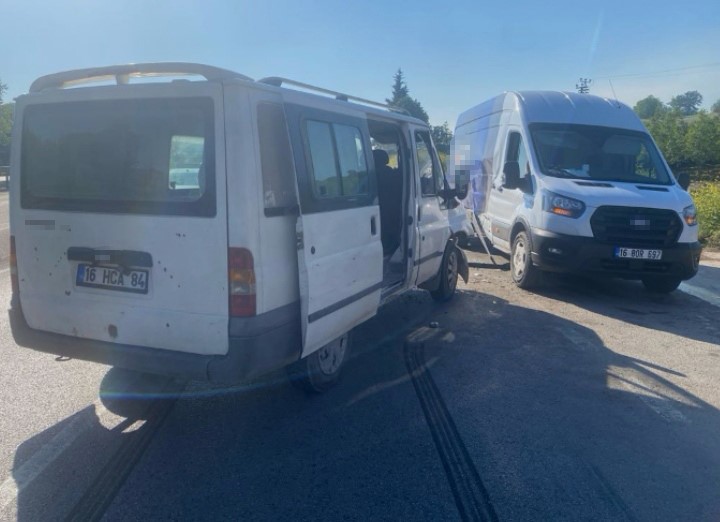 Bursa’da 2 minibüs birbirine girdi Bursa'nın İnegöl ilçesinde