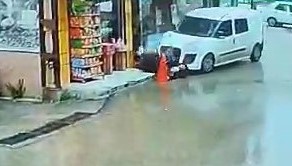 Bursa’da kontrolden çıkan kamyonetin, kaldırımda