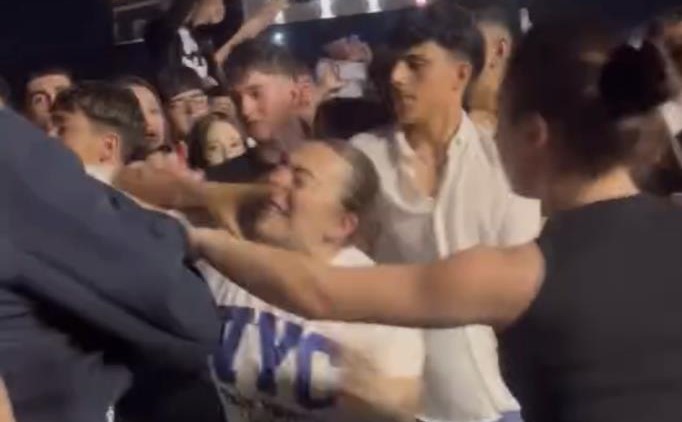 Bursa’da konserde birbirlerine girdiler Bursa'da düzenlenen konserde