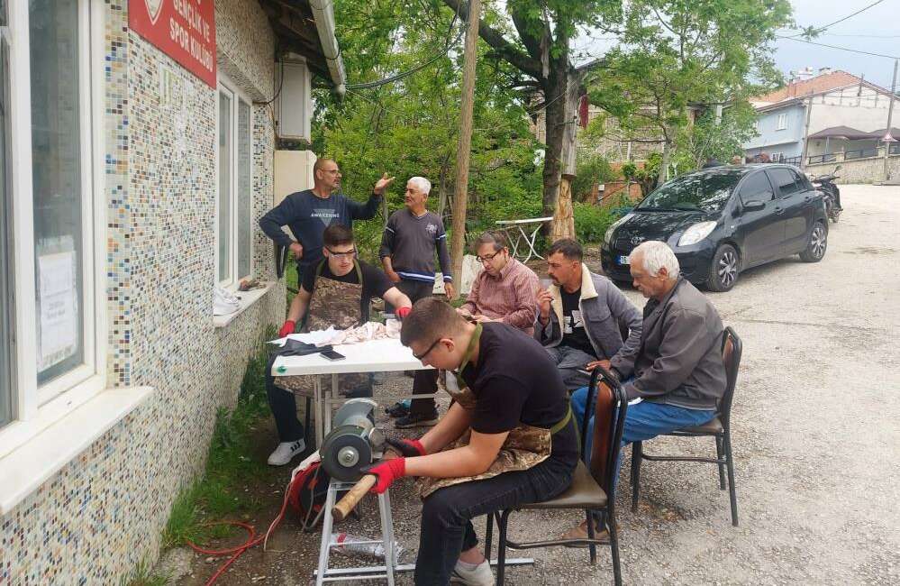 Bursa’da öğrenciler kurbanlık bıçaklarını ücretsiz biledi Bursa'nın İnegöl ilçesinde Dörtçelik