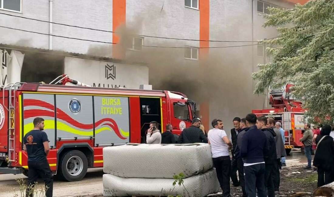 Koltuk fabrikasında korkutan yangın: 2 kişi dumandan etkilendi Bursa'nın İnegöl ilçesinde bir