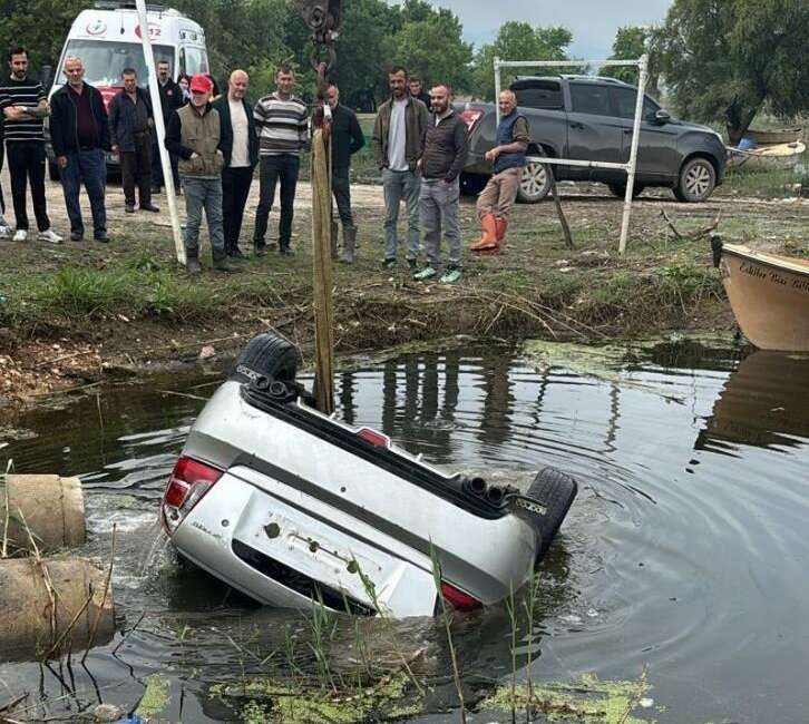 Bursa’da kontrolden çıkan otomobil Ulubat Gölü’ne uçtu AFAD ekiplerinin gölden çıkardığı