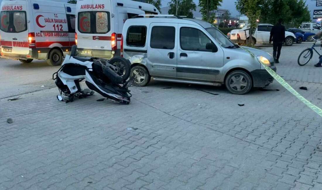Hafif ticari araçla çarpışan motosikletteki 2 kişi yaralandı Bursa'nın İnegöl ilçesinde hafif