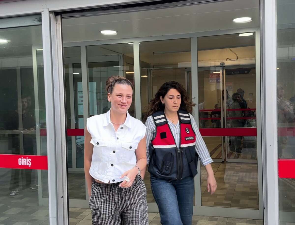 Oyuncu Serenay Sarıkaya sağlık kontrolünden geçirildi