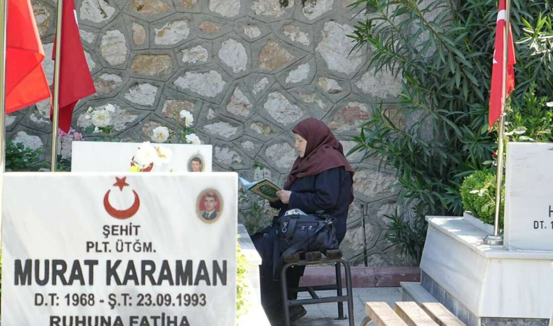 Bursa’da şehitlikte hüzünlü bayramlaşma Bursa’da Kurban Bayramı arifesinde