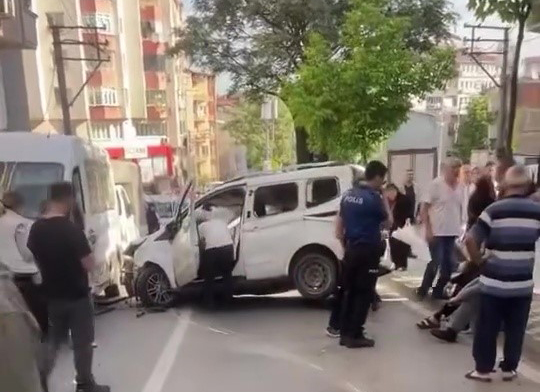 Bursa’da ortalık savaş alanına döndü: 6 araca çarptı takla atarak durabildi Bursa'da direksiyon hakimiyetini kaybeden