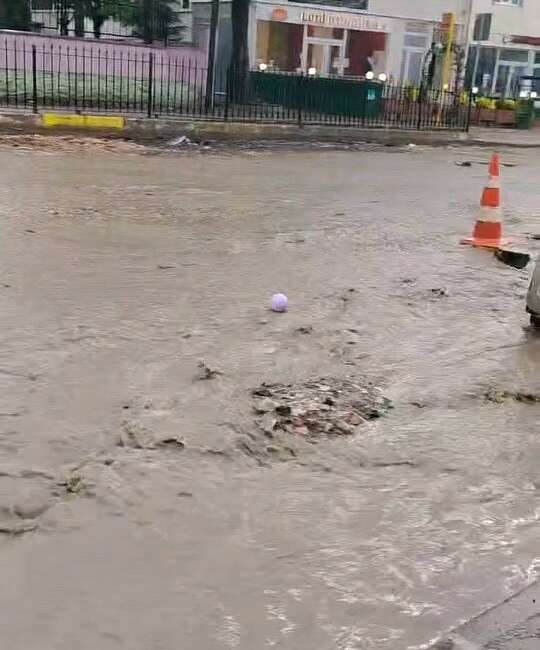İnegöl’de sağanak ve dolu etkili oldu: Yollar göle döndü