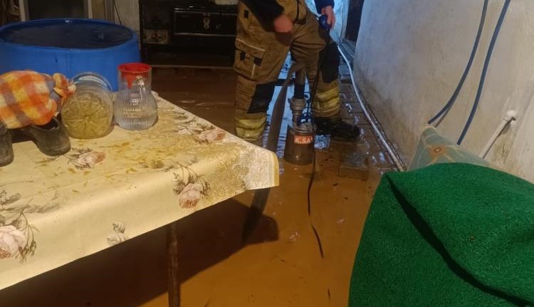 Bursa’da yağmur yağdı evler bu hale geldi Bursa’nın İnegöl ilçesinde akşam saatlerinde
