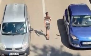 Bursa’da bu çocuk canını hiçe saydı; Yaptığı akıl alır gibi değil Bursa'da bir çocuk, akan trafikte
