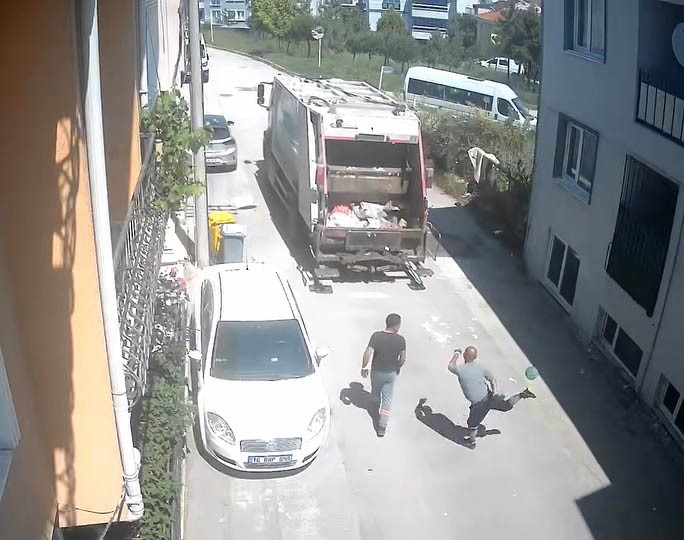 Bursa’da temizlik işçileri çocukluklarına döndü! Bursa'da sokak üzerinde çöp