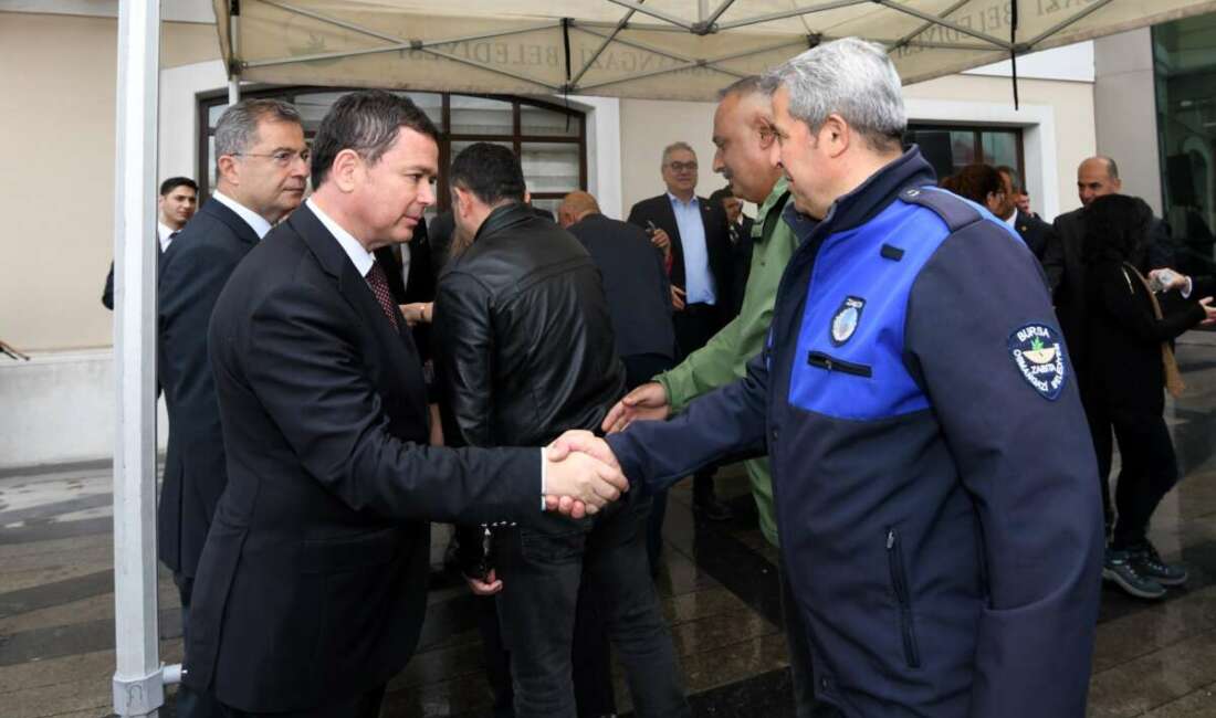 Osmangazi ailesi bir arada; Başkan tek tek kutladı… Osmangazi ailesi bir arada; Başkan tek tek kutladı…