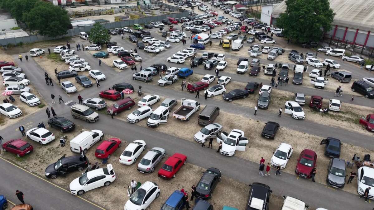 Bayram öncesi Bursa Oto Pazarında yoğunluk artıyor