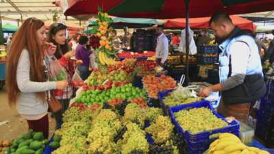 Bursa’da semt pazarlarında sebze ve