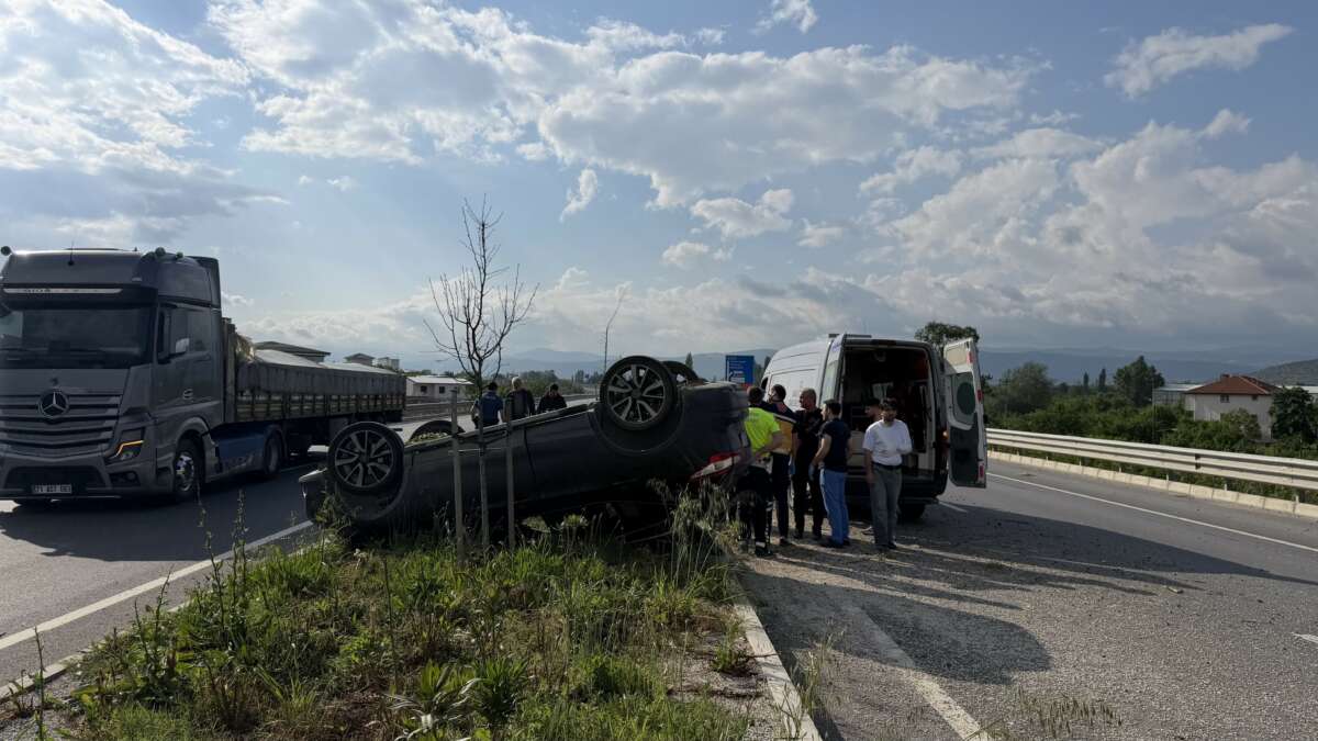 Bursa’da korkutan kaza: Kontrolden çıkan otomobil takla attı
