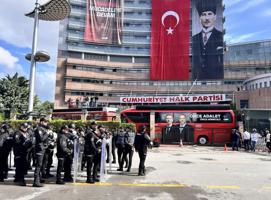 CHP Genel Merkezi’nde Müdahale: Kararı Tanımayan Partililere polis müdahalesi Cumhuriyet Halk Partisi (CHP)