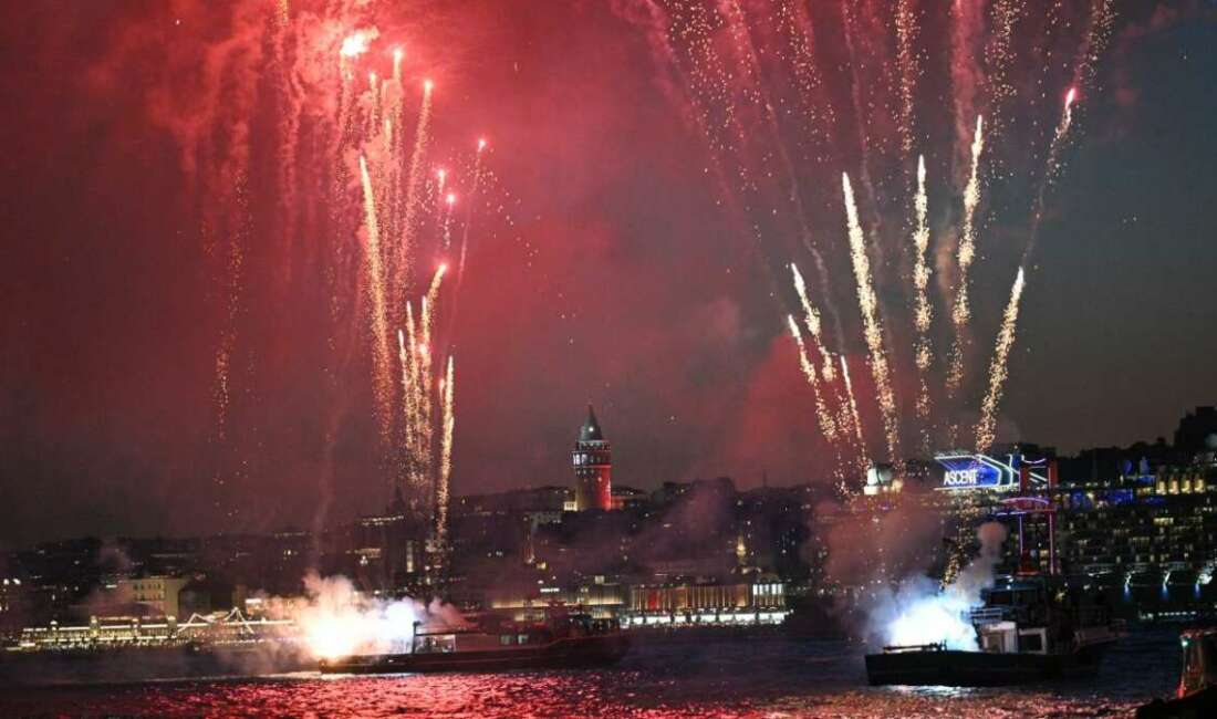 İstanbul’da fetih coşkusu: Boğaz’da görsel şölen İstanbul’un fethinin 573’üncü yıl