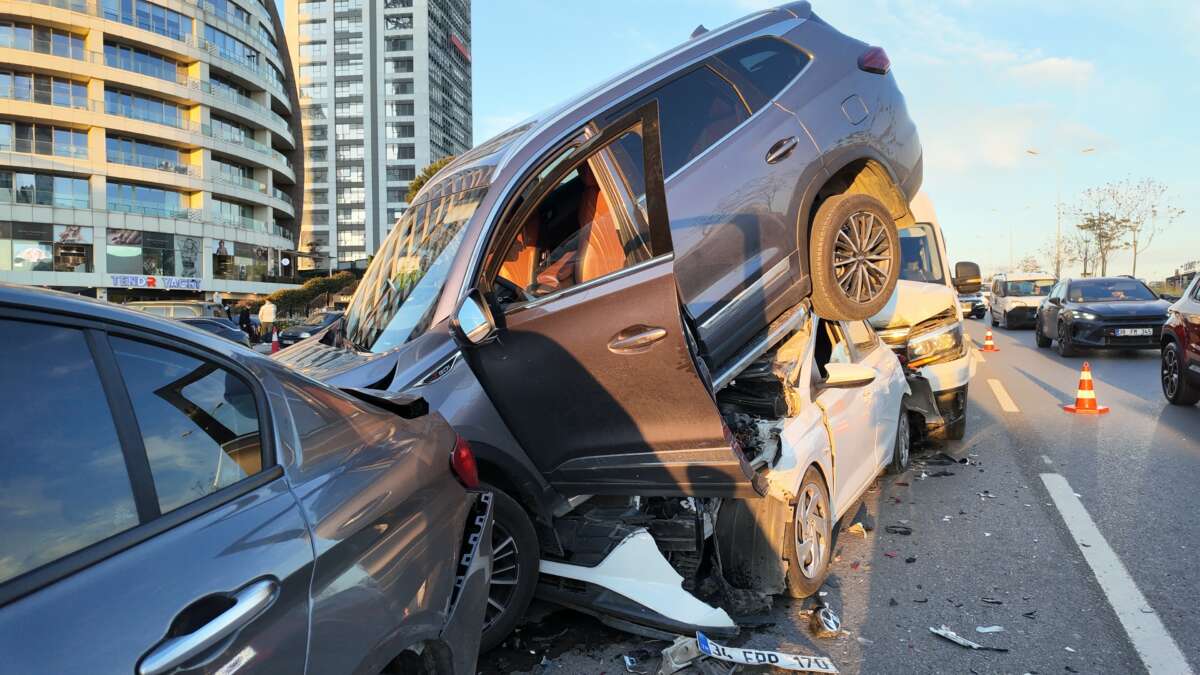 Kartal’da 4 aracın karıştığı zincirleme kaza: 5 yaralı