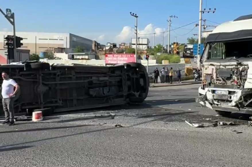 Kocaeli’de işçi servisi devrildi: 8 yaralı Kocaeli’nin Çayırova ilçesinde tır