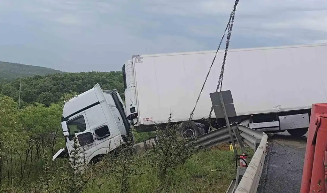 Kuzey Marmara Otoyolu’nda zincirleme kaza: Tır bariyerleri aştı
