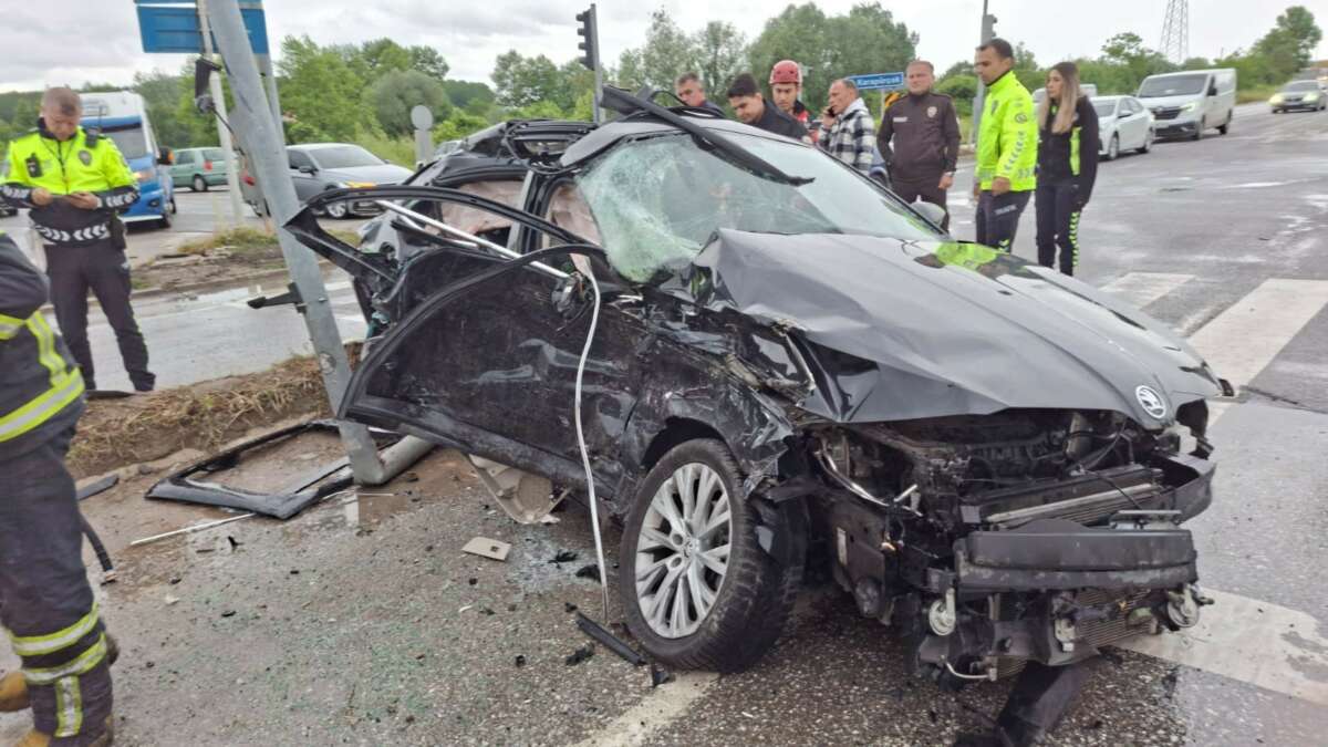 Sakarya’da otomobil, minibüs ve tır çarpıştı: 4’ü ağır 6 yaralı