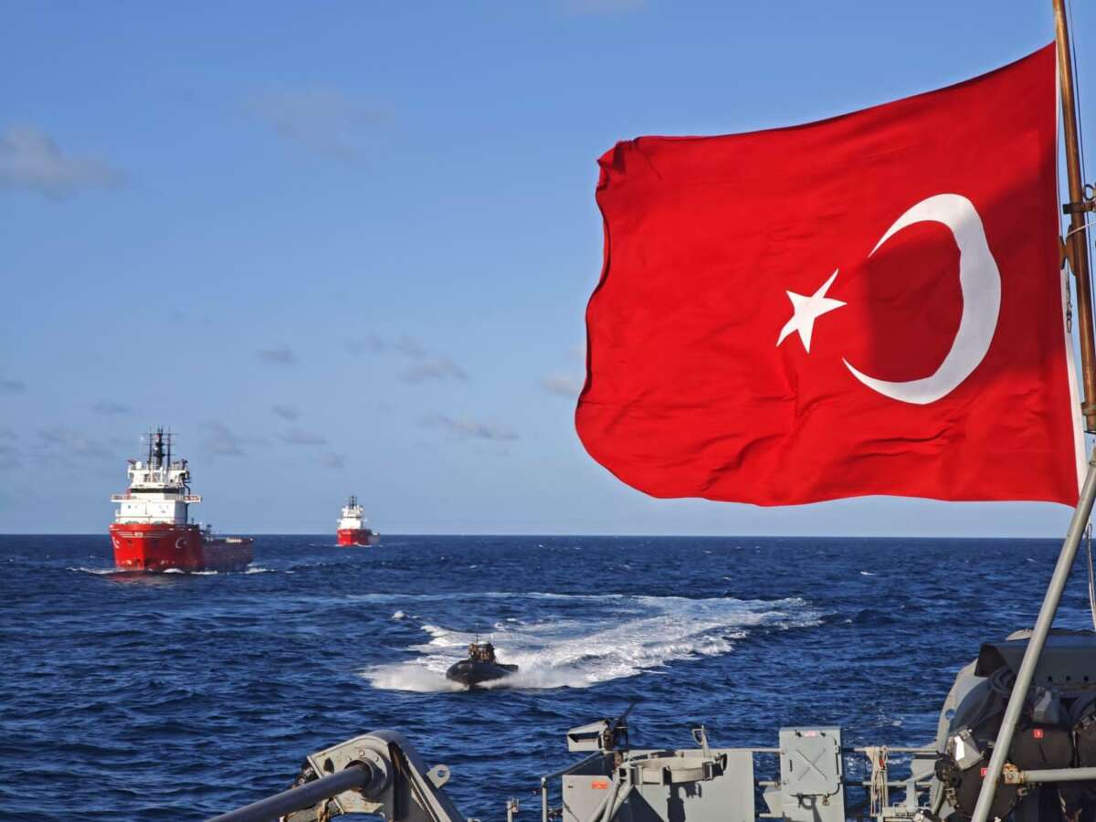 Somali açıklarında Türk Gemilerine refakat görevi
