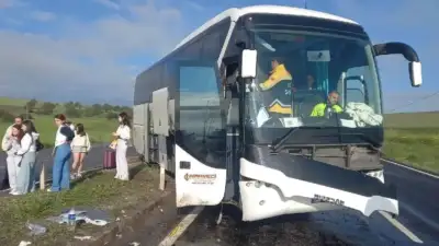 Tur otobüsü kaza yaptı: 16 yaralı Aksaray-Nevşehir kara yolunun 45'inci kilometresinde