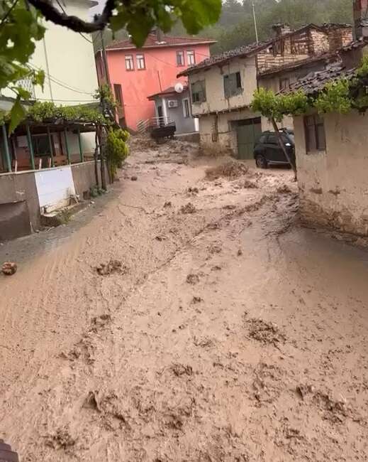 Bursa Keles’te korku dolu anlar; Sokaklar bu halde… Bursa’nın Keles ilçesinde etkili olan