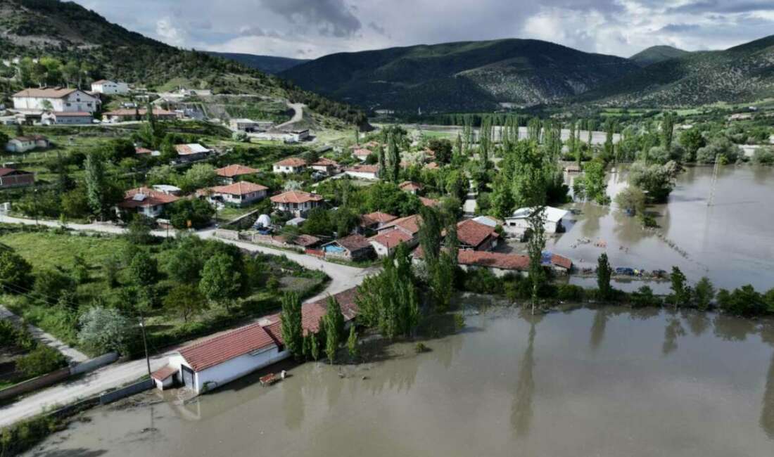 Bütün ilçe diken üstünde: Korkulan taşkın gerçekleşti