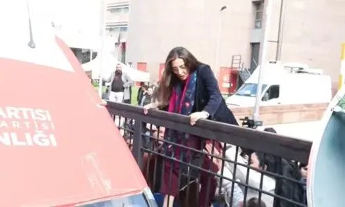 CHP Genel Merkezi önünde