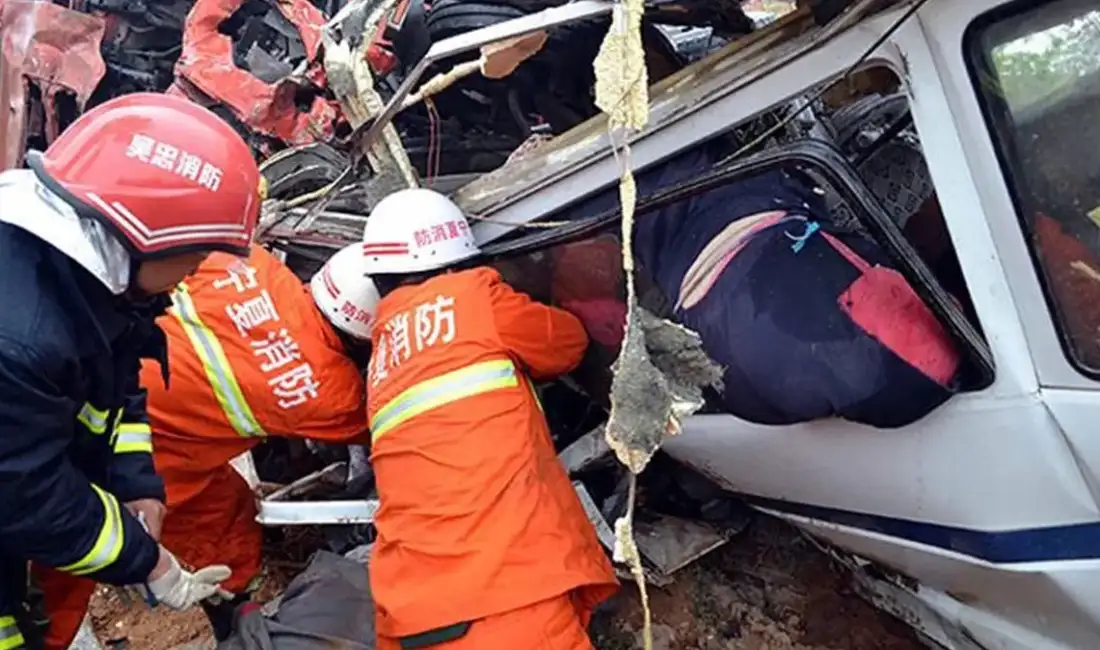 Çin’de yolcu otobüsü kamyona çarptı: 13 ölü Çin'in Henan eyaletinde