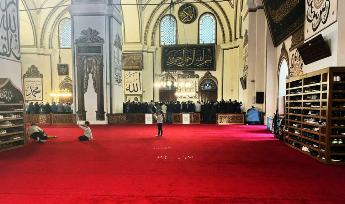 Bursa Ulucami’ya özel halılar! Bursa Ulucami’de Kurban Bayramı