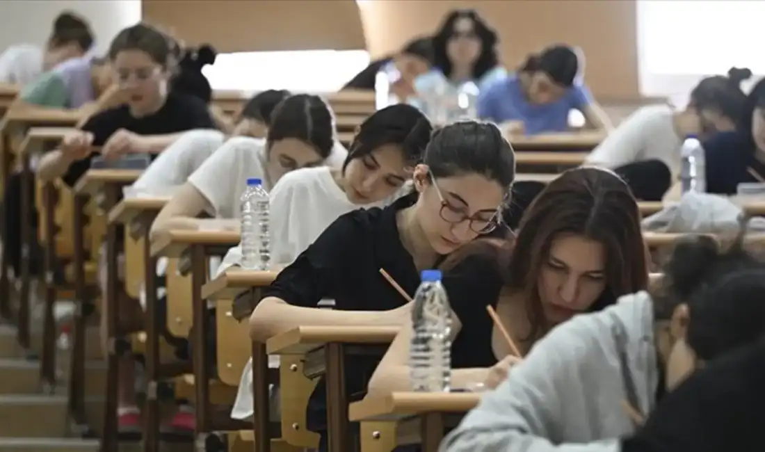 Üniversite adaylarının ikinci gün heyecanı: 1 milyon 627 bin kişi ter dökecek! Üniversite hayali kuran milyonlarca